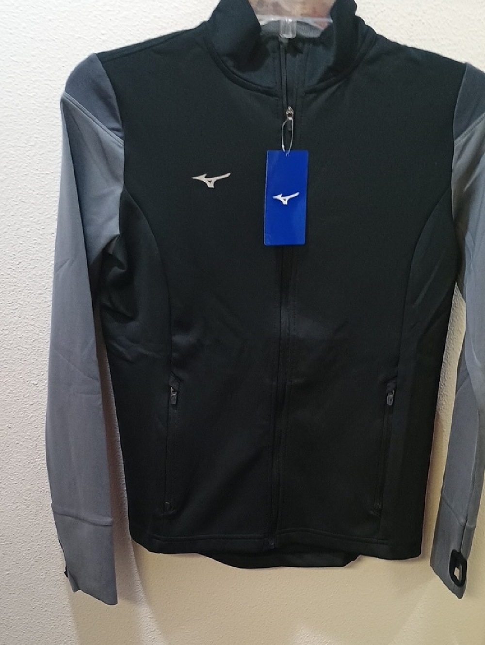 Mizuno Black Jacket with Gray Sleeves – Full-Zip Performance